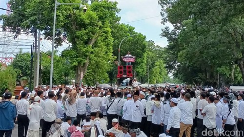 Ratusan jemaah dan alumni Pondok Pesantren (Ponpes) Mambaul Ulum, Lombok Barat, melakukan aksi damai di Polda NTB, Senin (19/5/2025).