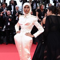 Sehari sebelumnya, Rawdah tampil di pemutaran perdana Eddington. Dia tampil menawan dalam balutan busana dari label couture asal Tiongkok, Cheney Chan. Gaun tersebut datang dari koleksi Musim Gugur/Musim Dingin 2024. Foto: Corbis via Getty Images/Stephane Cardinale - Corbis.