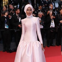 Model asal Somalia-Norwegia, Rawdah Mohamed, berjalan di karpet merah Festival Film Cannes ke-78 di Prancis pada Sabtu malam (17/5/2025). Rawdah Mohamed mengenakan high heels dari brand asal Indonesia, Buttonscarves dan busana dari Rizman Ruzaini, jenama fashion dari Malaysia. Foto: WireImage/Daniele Venturelli.