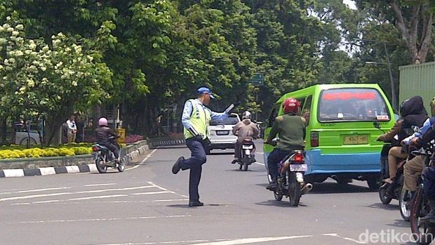 Relawan pengatur lalin di Kota Bogor bernama Mahfud (53), pria yang dikenal punya gaya unik meninggal dunia. (M Sholihin/detikcom)