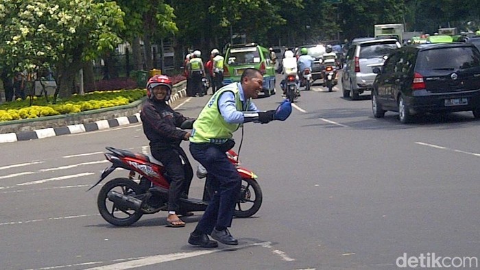 Relawan pengatur lalin di Kota Bogor bernama Mahfud (53), pria yang dikenal punya gaya unik meninggal dunia. (M Sholihin/detikcom)