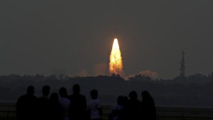 Orang-orang menyaksikan PSLV-C61 yang membawa Satelit Observasi Bumi (EOS-09) lepas landas dari landasan peluncuran pertama, di Sriharikota, Minggu, 18 Mei 2025. Meskipun lepas landas dengan tepat, Ketua ISRO V Narayanan mengatakan misi tersebut tidak dapat diselesaikan sesuai rencana.