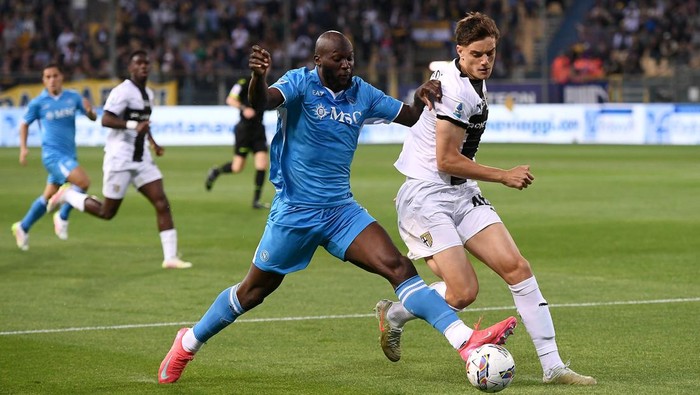PARMA, ITALY - MAY 18: Giovanni Leoni of Parma Calcio is challenged by Romelu Lukaku of Napoli during the Serie A match between Parma and Napoli at Stadio Ennio Tardini on May 18, 2025 in Parma, Italy. (Photo by Alessandro Sabattini/Getty Images)