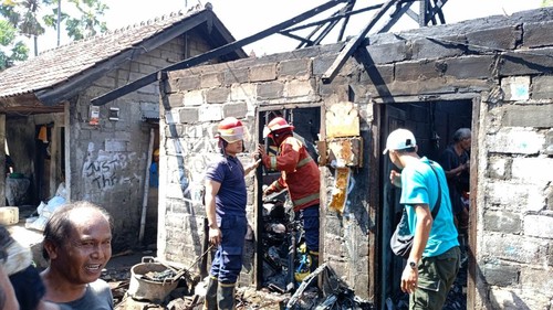 Rumah dan dapur milik warga Desa Labasari, Kecamatan Abang, Karangasem, terbakar, Senin (19/5/2025). (istimewa)