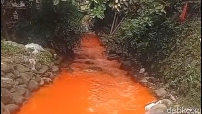 Sebuah video memperlihatkan aliran anak sungai di Citeureup, Bogor, Jawa Barat, berwarna oranye. Pemkab Bogor mengusut penyebab perubahan warna air tersebut. (dok Ist)