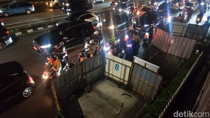 Sejumlah proyek galian di Jalan Gatot Soebroto, Jakarta Selatan, mempersempit ruang gerak kendaraan pada jam pulang kerja. (Herianto B/detikcom)