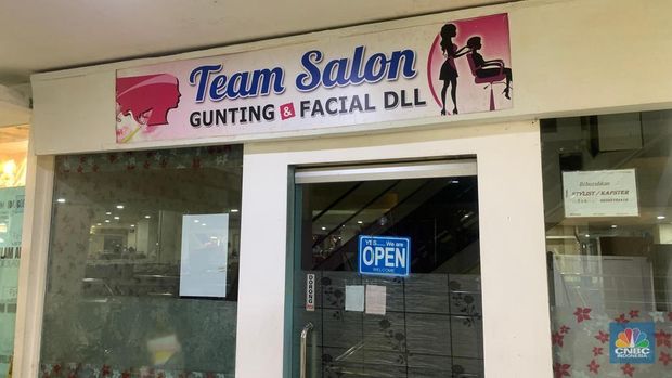 Sejumlah salon sepi pelanggan pada salah satu pusat belanja di Bekasi, Senin (19/5/2025). (CNBC Indonesia/Fergi Nadira)