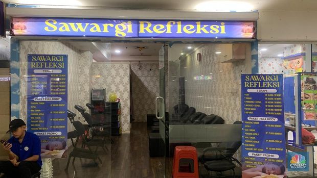 Sejumlah salon sepi pelanggan pada salah satu pusat belanja di Bekasi, Senin (19/5/2025). (CNBC Indonesia/Fergi Nadira)