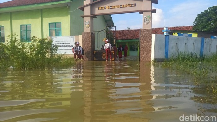 Sekolah di Sampang terendam banjir.
