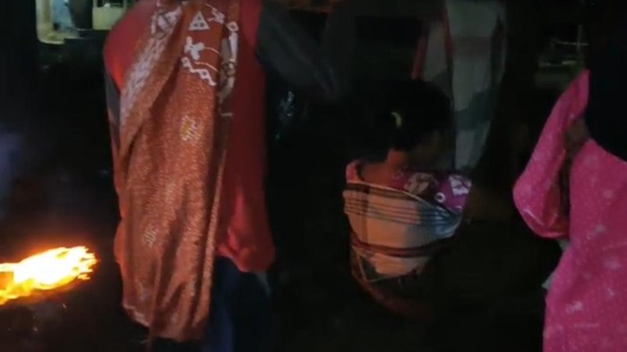 Seorang ibu di Desa Leuwibalang, Kecamatan Cikeusik, Kabupaten Pandeglang, Banten, harus ditandu usia melahirkan karena jalan rusak parah (dok. ist)