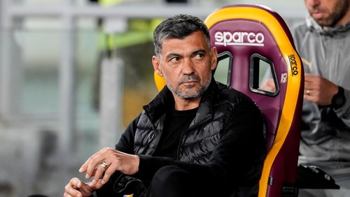 Sergio Conceicao head coach of AC Milan looks on during the Serie A Enilive match between AS Roma and AC Milan at Stadio Olimpico on May 18, 2025 in Rome, Italy. (Photo by Giuseppe Maffia/NurPhoto via Getty Images)