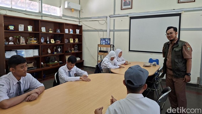 Siswa SLBN A Pajajaran lakukan orientasi ruangan di SLBN Cicendo
