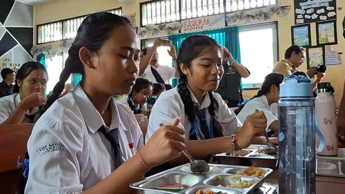 Siswi SMP di Kecamatan Tembuku, Bangli, menerima Program MBG, Senin (19/5/2025). (Dok. Pemkab Bangli)