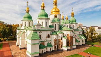 Dirancang untuk menyaingi Hagia Sophia di Konstantinopel, Katedral Saint-Sophia di Kyiv, Ukraina melambangkan Konstantinopel baru, ibu kota kerajaan Kristen Kyiv, yang dibangun pada abad ke-11 di wilayah yang dievangelisasi setelah pembaptisan St. Vladimir pada tahun 988. Pengaruh spiritual dan intelektual dari Kyiv-Pechersk Lavra berkontribusi pada penyebaran pemikiran Ortodoks dan iman Ortodoks di dunia Rusia dari abad ke-17 hingga abad ke-19. Foto: Boredpanda