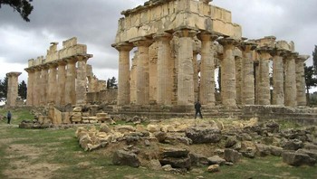Situs Arkeologi Kirene. Sebagai koloni orang-orang Yunani di Thera, Cyrene adalah salah satu kota utama di dunia Yunani. Kota ini diromanisasi dan tetap menjadi ibu kota besar hingga gempa bumi tahun 365. Reruntuhannya yang terkenal sejak abad ke-18 telah mencatat sejarah selama seribu tahun. Foto: Boredpanda