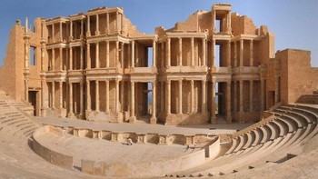 Situs Arkeologi Sabratha. Sebuah pos perdagangan Fenisia yang berfungsi sebagai tempat penjualan produk-produk pedalaman Afrika, Sabratha adalah bagian dari Kerajaan Numidia Massinissa yang berumur pendek sebelum diromanisasi dan dibangun kembali pada abad ke-2 dan ke-3 Masehi. Foto: Boredpanda