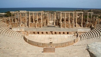 Situs Arkeologi Leptis Magna diperluas dan diperindah oleh Septimius Severus, yang lahir di sana dan kemudian menjadi kaisar. Kota ini merupakan salah satu kota terindah di Kekaisaran Romawi, dengan monumen publik yang megah, pelabuhan, pasar, gudang, pertokoan, dan distrik permukiman. Foto: Boredpanda