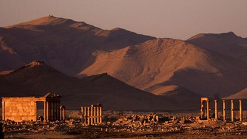 Situs Palmyra Palmyra, sebuah oasis di padang pasir Suriah, di timur laut Damaskus, berisi reruntuhan monumental kota besar yang merupakan salah satu pusat budaya terpenting di dunia kuno. Dari abad ke-1 hingga ke-2, seni dan arsitektur Palmyra, yang berdiri di persimpangan beberapa peradaban, memadukan teknik Yunani-Romawi dengan tradisi lokal dan pengaruh Persia. Foto: Boredpanda