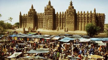 Kota Tua Djenné. Dihuni sejak 250 SM, Djenné menjadi pusat pasar dan mata rantai penting dalam perdagangan emas lintas Sahara. Pada abad ke-15 dan ke-16, tempat ini menjadi salah satu pusat penyebaran Islam. Rumah-rumah tradisionalnya, yang jumlahnya hampir 2.000 masih ada, dibangun di atas bukit-bukit kecil (toguere) sebagai perlindungan dari banjir musiman. Foto: Boredpanda