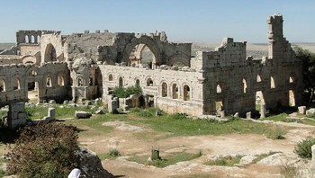 Desa Kuno di Suriah Utara. Sekitar 40 desa yang dikelompokkan dalam delapan taman yang terletak di Suriah barat laut memberikan kesaksian yang luar biasa tentang kehidupan pedesaan di akhir Zaman Kuno dan selama periode Bizantium. Ditinggalkan pada abad ke-8 hingga ke-10, desa-desa tersebut, yang berasal dari abad ke-1 hingga ke-7, menampilkan lanskap yang sangat terawat baik dan sisa-sisa arsitektur tempat tinggal, kuil pagan, gereja, tangki air, rumah pemandian, dll. Lanskap budaya peninggalan desa-desa tersebut juga merupakan ilustrasi penting tentang transisi dari dunia pagan kuno Kekaisaran Romawi ke Kristen Bizantium. Jejak yang menggambarkan teknik hidrolik, dinding pelindung, dan rencana plot pertanian Romawi selanjutnya memberikan kesaksian tentang penguasaan penduduk terhadap produksi pertanian. Foto: Boredpanda