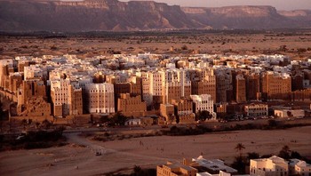 Kota Tua Bertembok Shibam. Dikelilingi oleh tembok yang dibentengi, kota Shibam yang dibangun pada abad ke-16 merupakan salah satu contoh tertua dan terbaik dari perencanaan kota yang didasarkan pada prinsip konstruksi vertikal. Strukturnya yang menyerupai menara menjulang dari tebing dan telah memberikan kota ini julukan Manhattan di padang pasir. Foto: Boredpanda