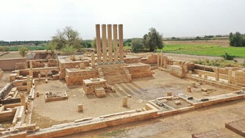 Landmark Kerajaan Kuno Saba di Marib adalah tujuh situs arkeologi yang membuktikan kekayaan, arsitektur, dan teknologi Kerajaan Saba dari milenium ke-1 SM hingga era Islam. Situs ini penting karena peran sentral kerajaan dalam administrasi dan perdagangan dupa di Jazirah Arab, memfasilitasi pertukaran budaya. Termasuk sisa-sisa kota kuno, kuil monumental, dan bangunan, serta sistem irigasi Marib kuno yang menunjukkan keunggulan teknik hidrologi, menciptakan oasis buatan terbesar. Foto: Boredpanda