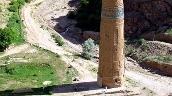 Menara Jam setinggi 65 m merupakan bangunan yang anggun dan menjulang tinggi, yang dibangun pada abad ke-12. Dilapisi dengan susunan batu bata yang rumit dengan prasasti ubin biru di bagian atasnya, menara ini terkenal akan kualitas arsitektur dan dekorasinya, yang merupakan puncak tradisi arsitektur dan seni di wilayah ini. Dampaknya semakin terasa karena lokasinya yang dramatis, lembah sungai yang dalam di antara gunung-gunung yang menjulang tinggi di jantung provinsi Ghur. Foto: Boredpanda