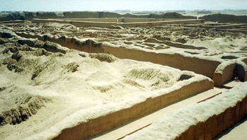 Zona Arkeologi Chan Chan. Kerajaan Chimu, dengan Chan Chan sebagai ibu kotanya, mencapai puncak kejayaannya pada abad ke-15, tidak lama sebelum jatuh ke tangan suku Inca. Perencanaan kota besar ini, yang merupakan kota terbesar di Amerika pra-Columbus, mencerminkan strategi politik dan sosial yang ketat, ditandai dengan pembagian kota menjadi sembilan benteng atau istana yang membentuk unit otonom. Foto: Boredpanda