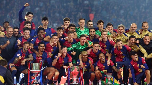 Soccer Football - LaLiga - FC Barcelona v Villarreal - Estadi Olimpic Lluis Companys, Barcelona, Spain - May 18, 2025   FC Barcelona pose with the Copa del Rey, LaLiga and the Supercopa de Espana trophies after winning REUTERS/Albert Gea