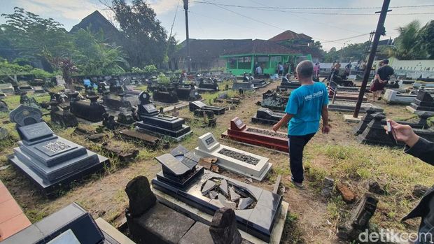 Suasana di TPU Ngentak RT 10, Baturetno, Banguntapan, Bantul, usai kejadian perusakan nisan sallib, Senin (19/5/2025).