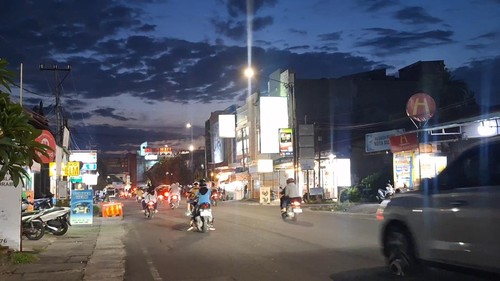 Suasana pusat bisnis di Kecamatan Cakranegara, Kota Mataram, Senin petang (19/5/2025). (Nathea Citra/detikBali)
