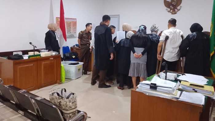 Suasana sidang saat JPU memperlihatkan barang bukti hasil sitaan dari hasil OTT mantan Kadisnakertrans