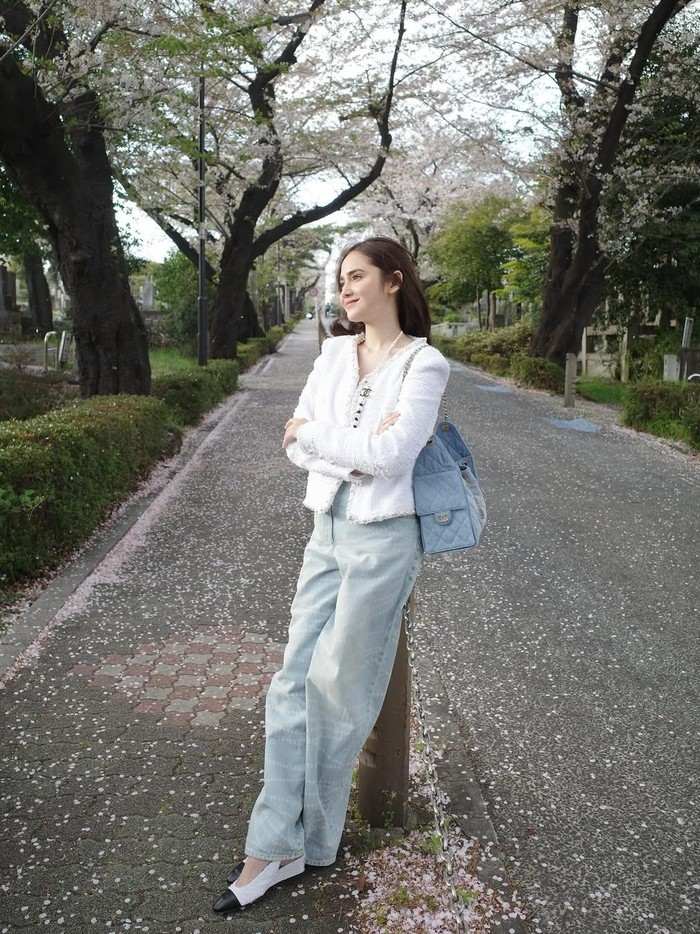 Syifa Hadju liburan ke Jepang.