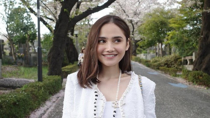 Syifa Hadju liburan ke Jepang.