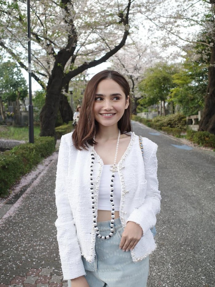 Syifa Hadju Syifa Hadju liburan ke Jepang.