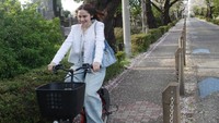 Yeay... seru banget nih Syifa Hadju naik sepeda di Jepang. Foto: instagram Syifa Hadju