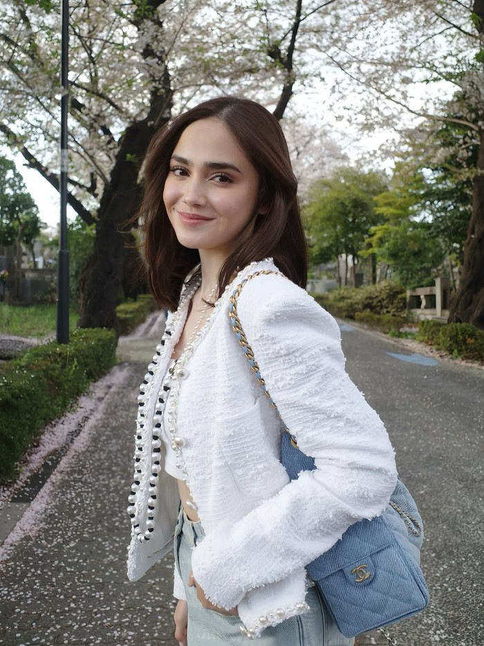 Syifa Hadju Syifa Hadju liburan ke Jepang.