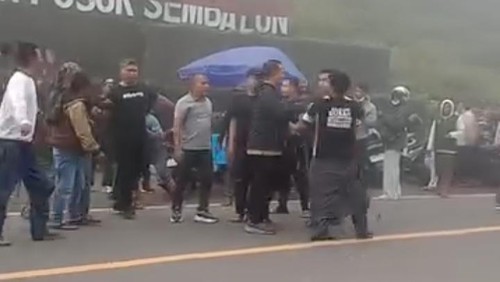 Tangkapan layar video viral aksi Gubernur NTB Lalu Muhamad Iqbal melerai pemuda yang adu jotos di Pusuk Sembalu, Minggu (18/5/2025).
