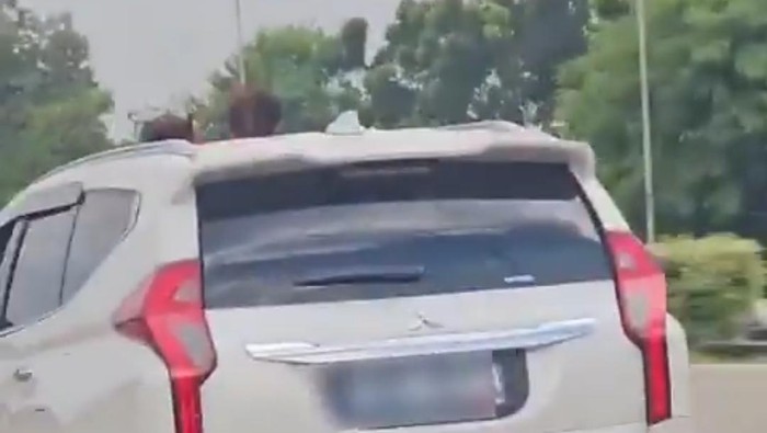 Tangkapan layar video viral bocah nongol dari sunroof mobil pajero.