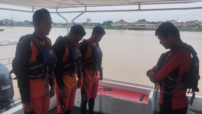 Tim SAR melakukan persiapan operasi pencarian nelayan tenggelam di perairan laut Tanjabtim, Jambi