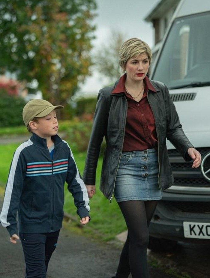 Toxic Town Season 1. Jodie Whittaker as Susan (Right) in Episode 3 of Toxic Town. Cr. James Stack/Netflix © 2024.