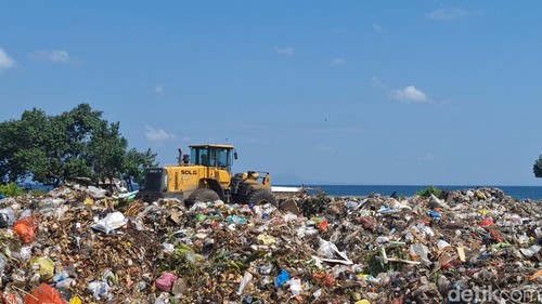 Tumpukan sampah milik warga Mataram yang  akan ditimbun di lahan SPALDT Tanjung Karang, Sekarbela, Mataram, Senin (19/5/2025). (Foto: Nathea Citra/detikBali)