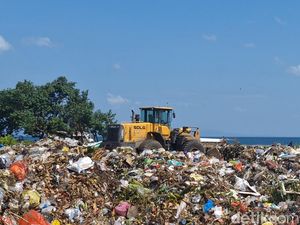 Berbau Busuk, Warga Keluhkan Timbunan Ribuan Ton Sampah di SPALDT Mataram