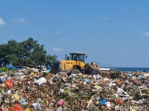 Berbau Busuk, Warga Keluhkan Timbunan Ribuan Ton Sampah di SPALDT Mataram
