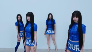Saat kamera mundur, member lain muncul satu per satu. Semua tampak identik dengan atasan biru dan rok pendek bertuliskan FOUR.