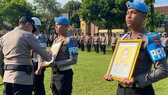 Upacara PTDH dua anggota Polres Bima Kota secara in absentia di Mapolres Bima Kota, Senin, (19/5/2025).