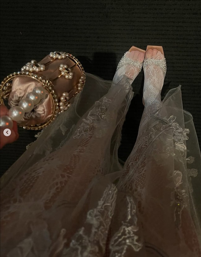 Melengkapi penampilannya Valerie memilih kenakan heels bertabur butiran pearl serta membawa bucket bag yang juga dihiasi pearl. Foto: Instagram/@valerieethomas