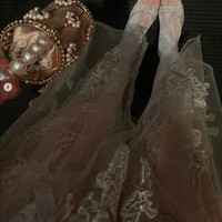 Melengkapi penampilannya Valerie memilih kenakan heels bertabur butiran pearl serta membawa bucket bag yang juga dihiasi pearl. Foto: Instagram/@valerieethomas