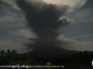 Status Gunung Lewotobi Laki-laki Naik Jadi Awas