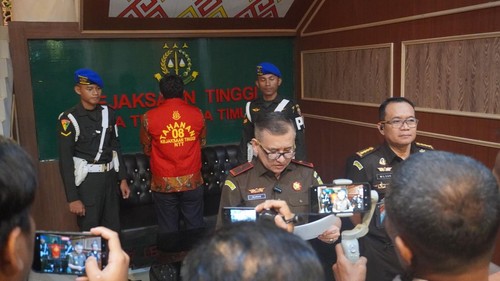 Wakajati NTT, Ikhwan Nul Hakim, saat memberikan keterangannya di kantornya, Senin (19/5/2025). (Dok. Kejati NTT)